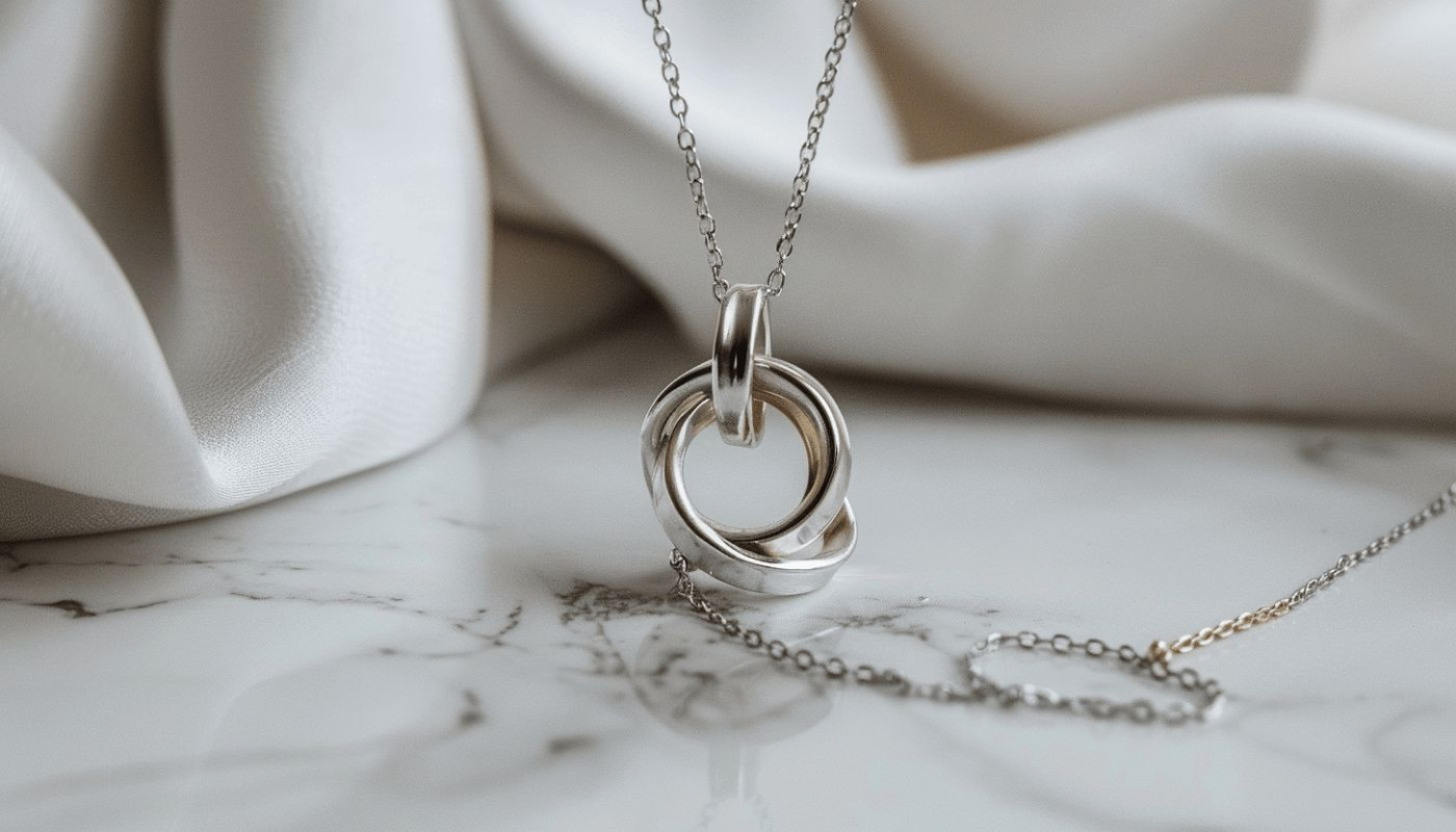 Comment les bijoux minimalistes redéfinissent le style moderne